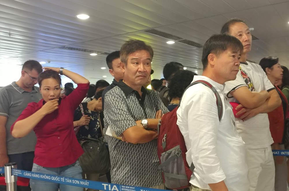 Sân bay Tân Sơn Nhất đông nghịt vì hàng nghìn người đi chơi lễ 30/4